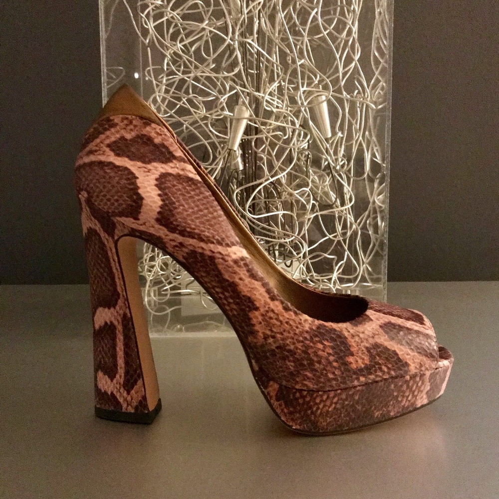 🔥Sam Edelman Snake Skin peep toe pumps🔥